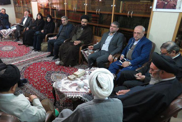 نمایندگان اصفهان به جای مجلس به دفتر امام جمعه رفتند