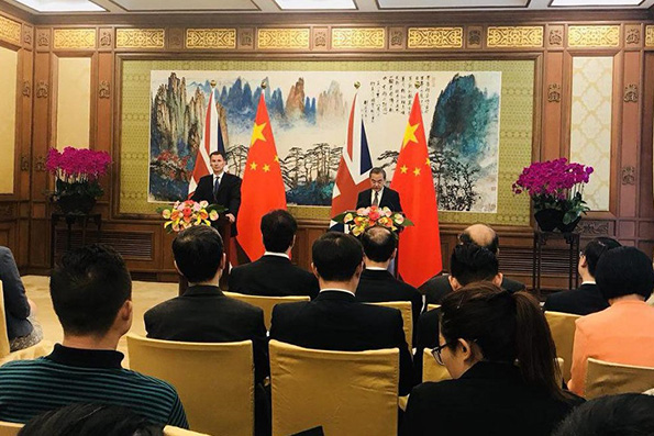 وزیر خارجه چین: پکن مسئول کسری تجاری آمریکا نیست